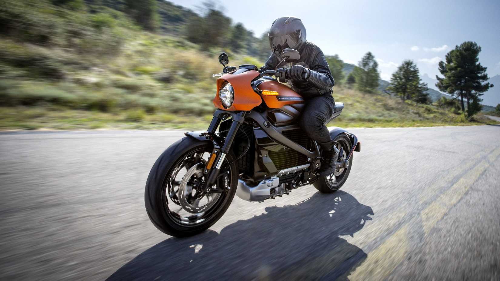 Foto de rastreamento da Harley-Davidson LiveWire 2020 andando pela rodovia.