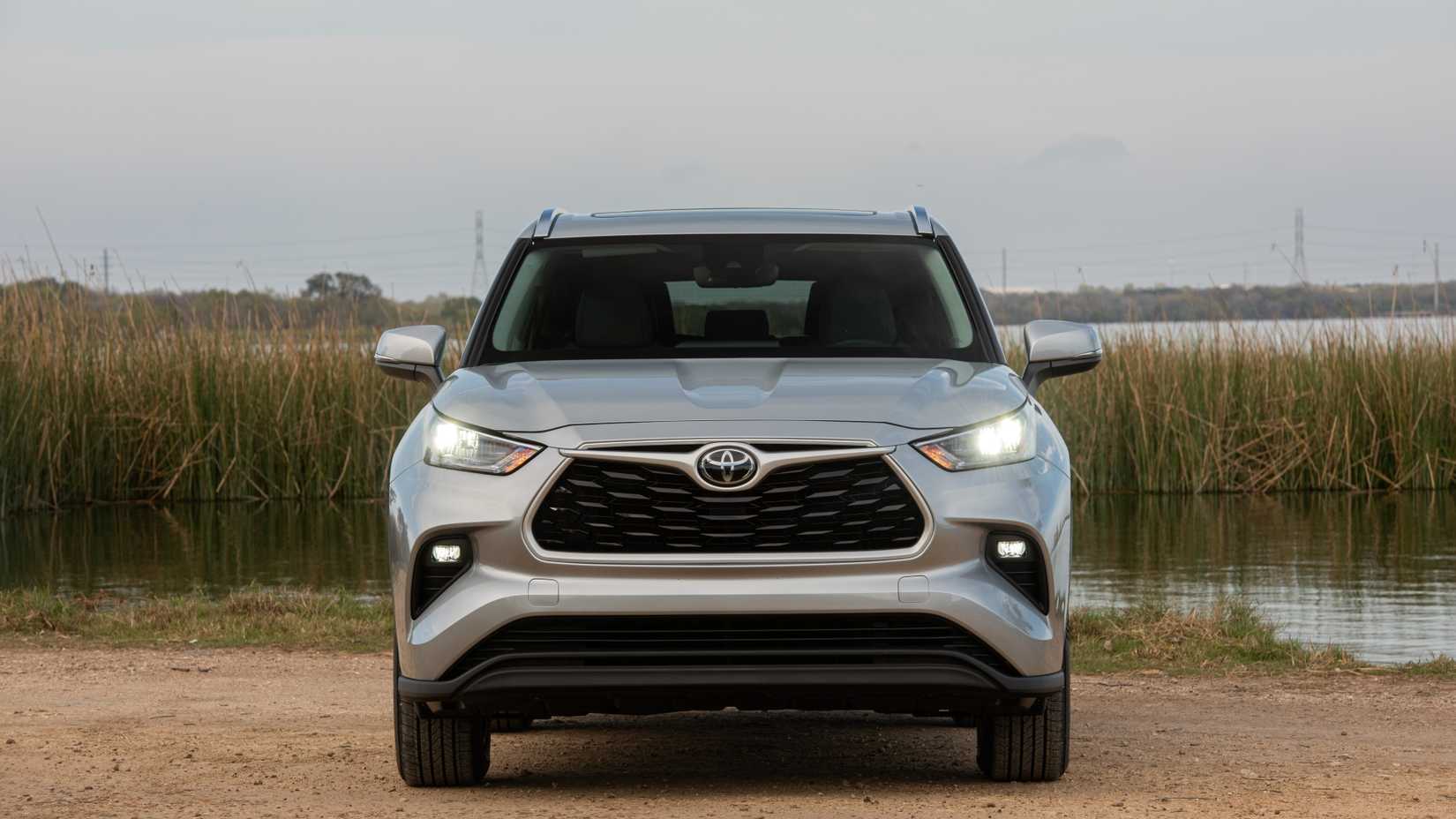 Front shot of a 2020 Toyota Highlander