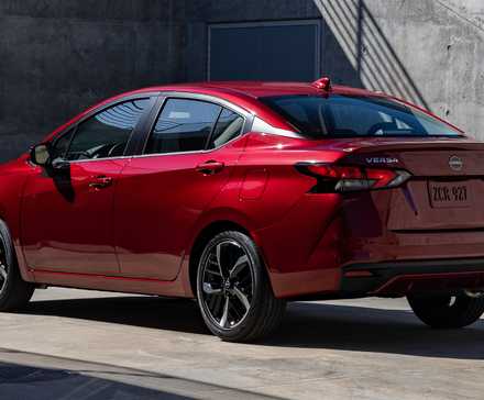 Visão traseira 2023-Nissan-Versa