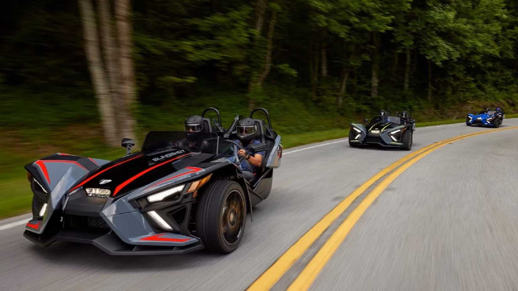 Um grupo de pilotos 2023 Polaris Slingshot SLR 3