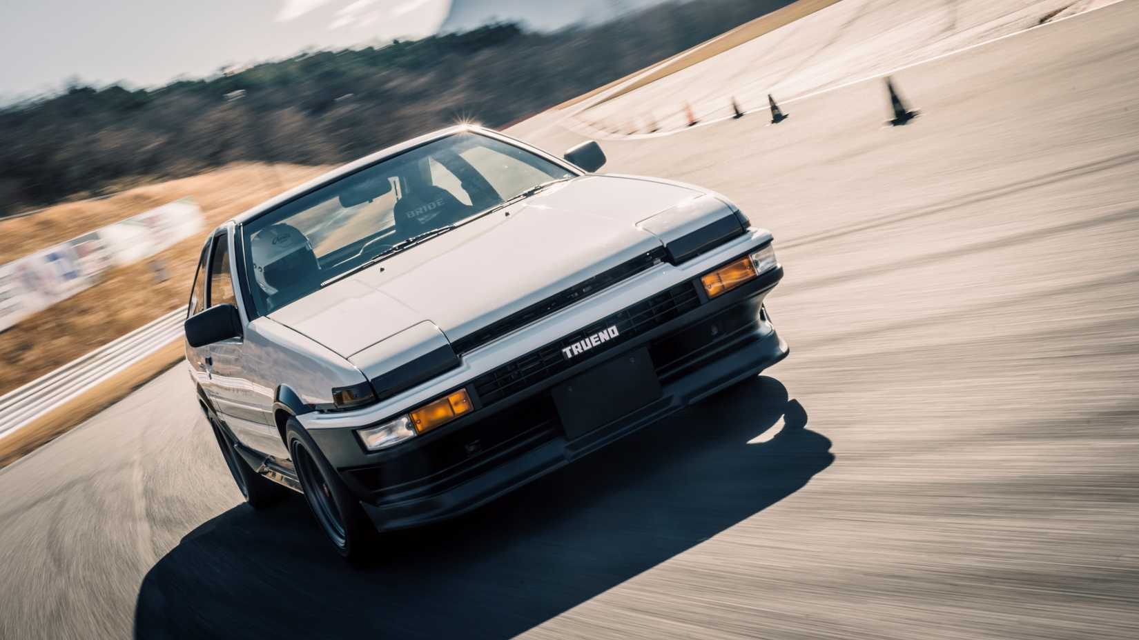 Uma foto frontal de um Toyota AE86 H2 Concept