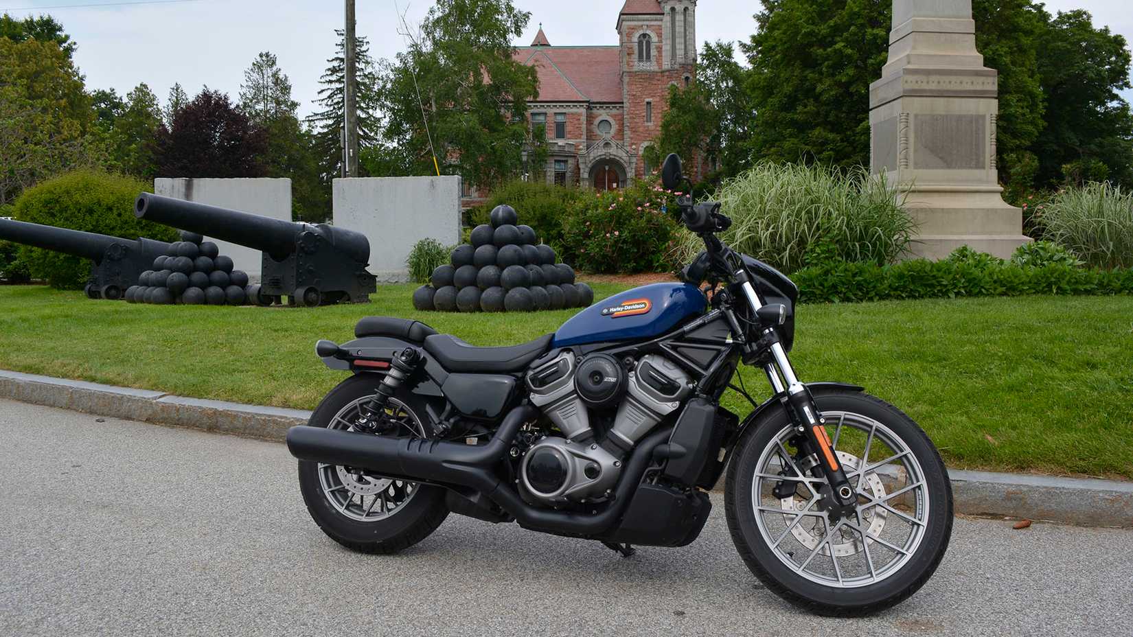 2023 Nightster Special estacionado perto de um par de canhões e balas de canhão.
