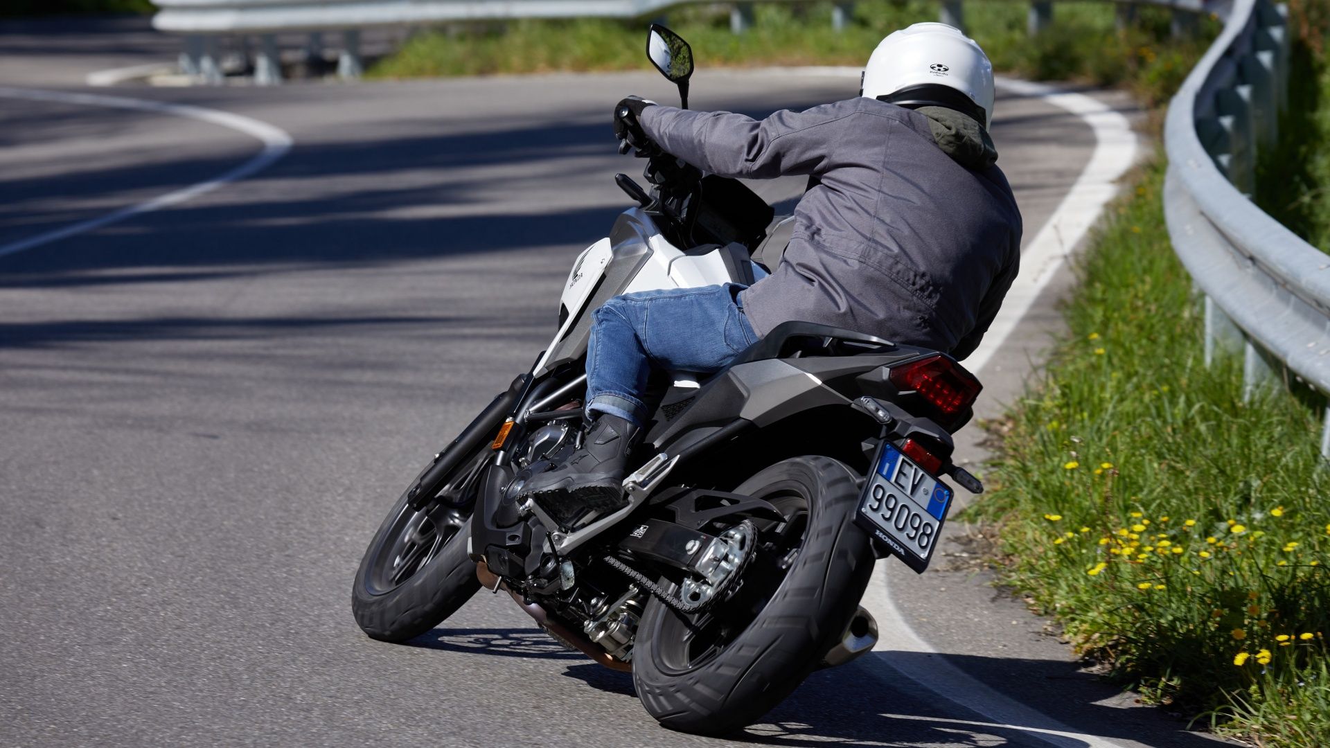 Uma foto traseira de 3/4 de ação de uma HONDA NC750X