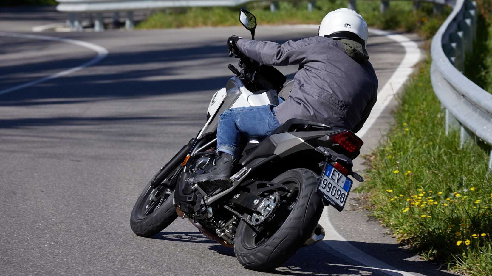Uma foto traseira de 3/4 de ação de uma HONDA NC750X