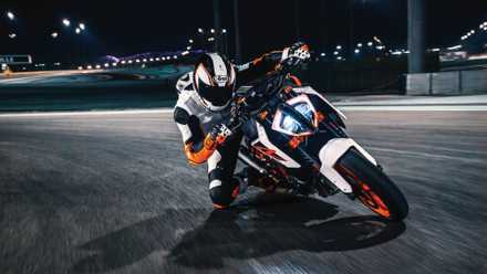 Uma foto frontal de ação de uma KTM 1290 SUPER DUKE R 2017