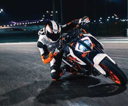 Uma foto frontal de ação de uma KTM 1290 SUPER DUKE R 2017