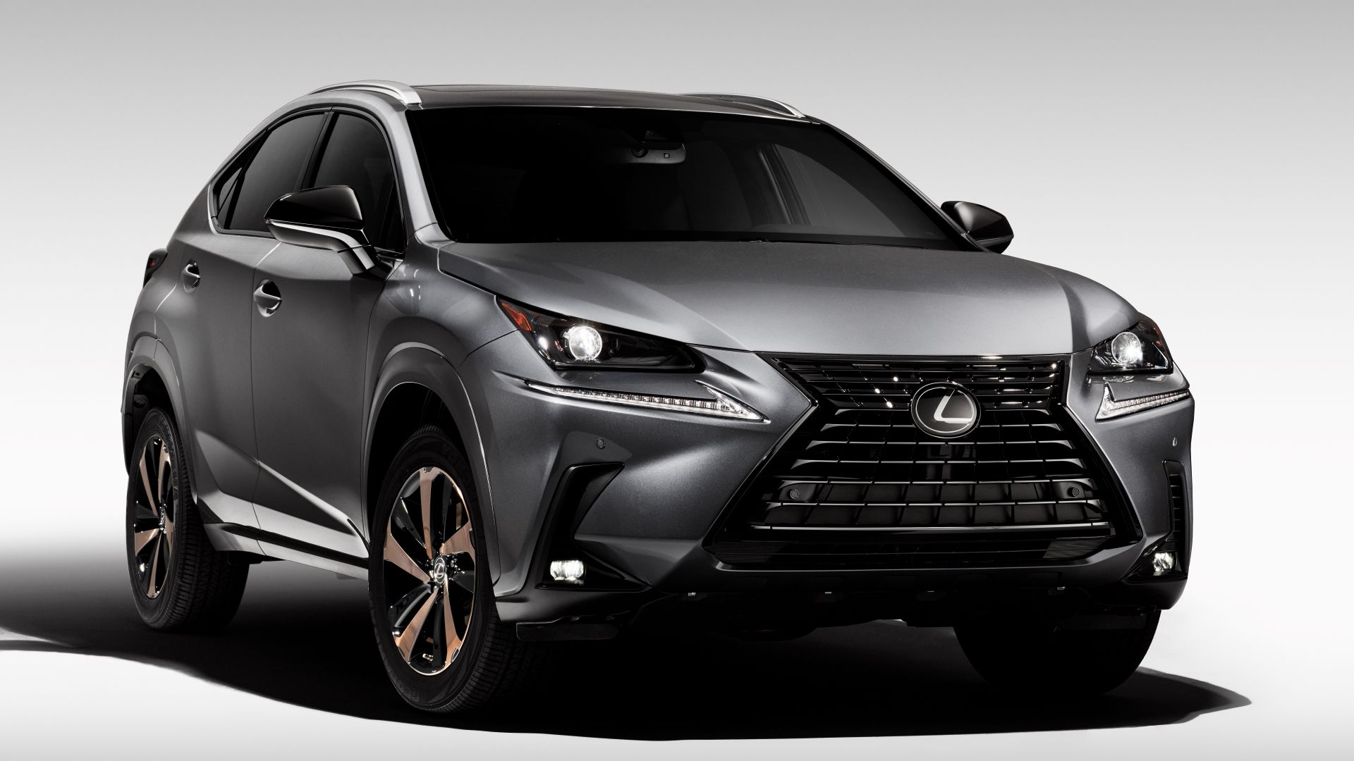 Vista frontal do Lexus NX 2020