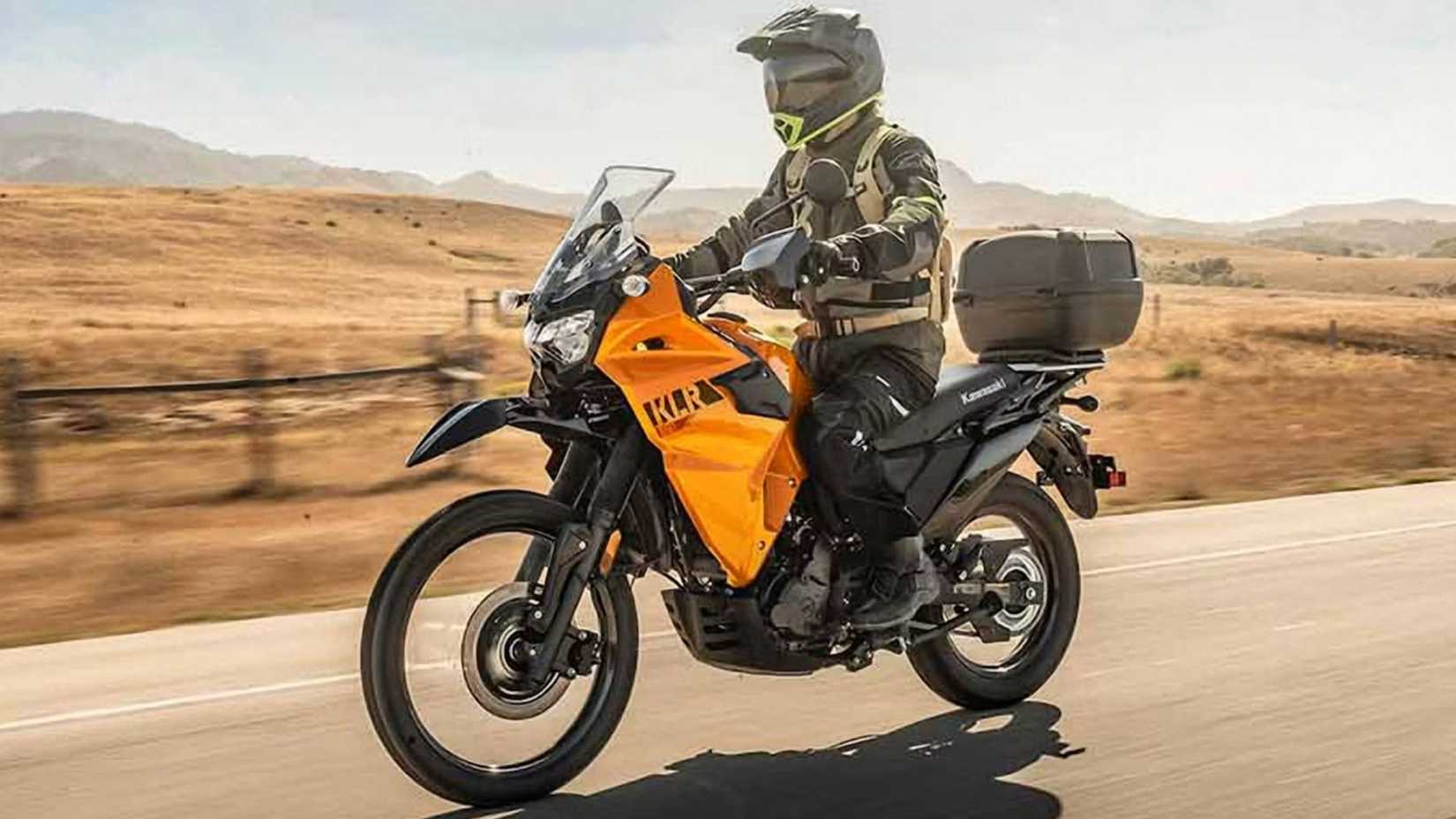 Laranja Kawasaki KLR 650 na rodovia