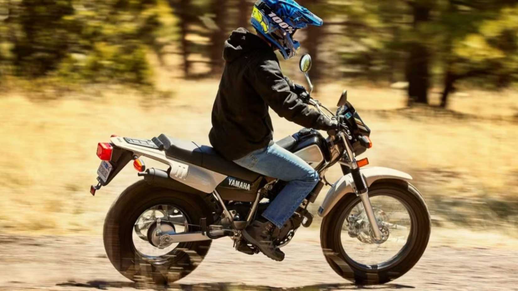 Um piloto em uma Yamaha TW200 2022 dual-sport em uma corrida em trilha
