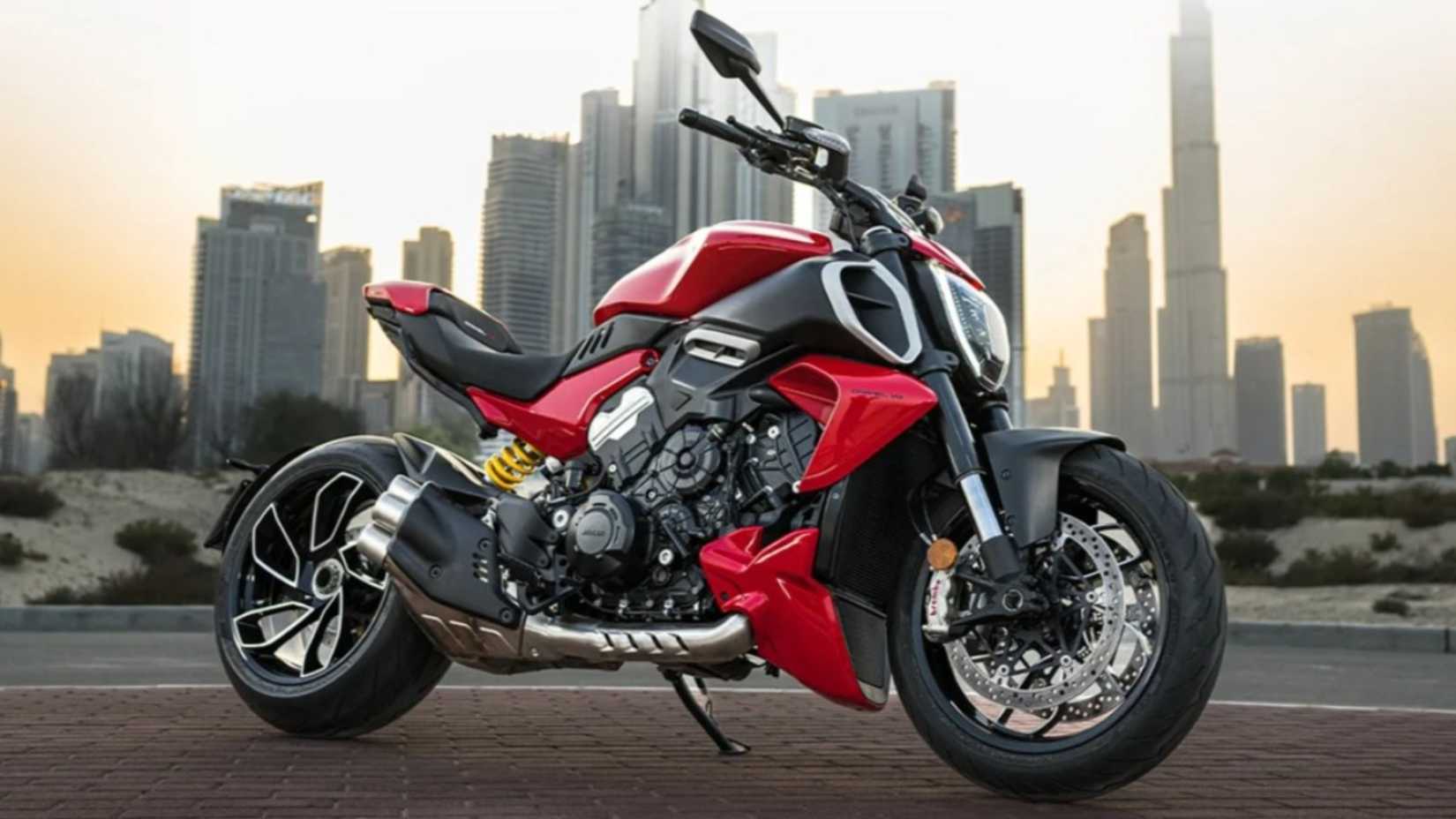 Uma foto da nova Ducati Diavel V4 em frente a uma cidade