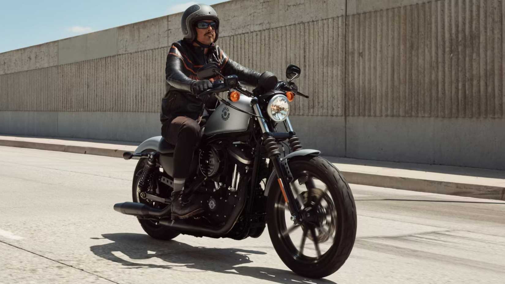 Harley-Davidson Sportster Iron 883 navegando na rodovia