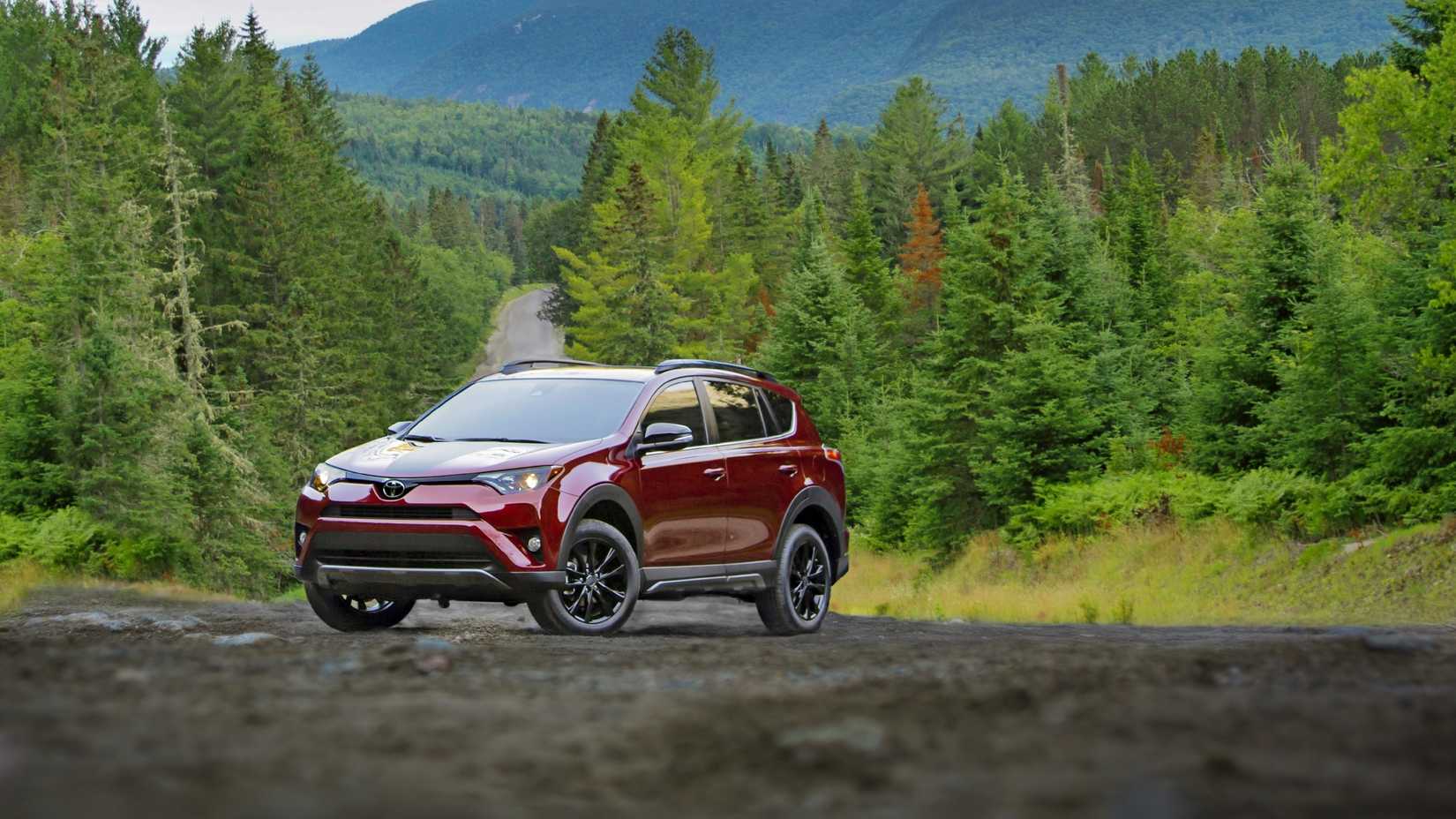 Front 3/4 shot of the 2018 Toyota RAV4