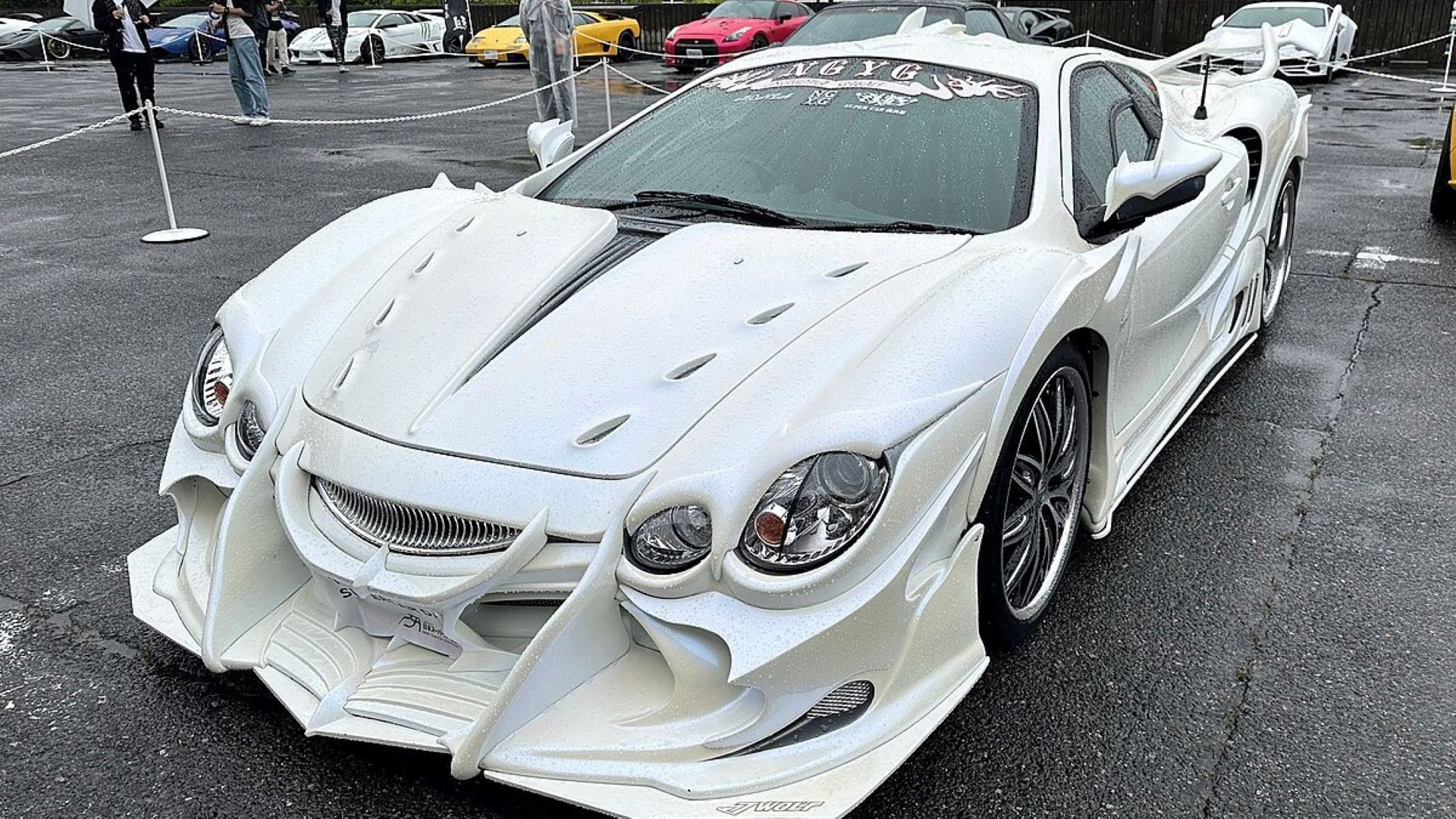 Foto frontal 3/4 de um Mitsuoka Orochi afinado representando um divisor frontal estilo bosozoku