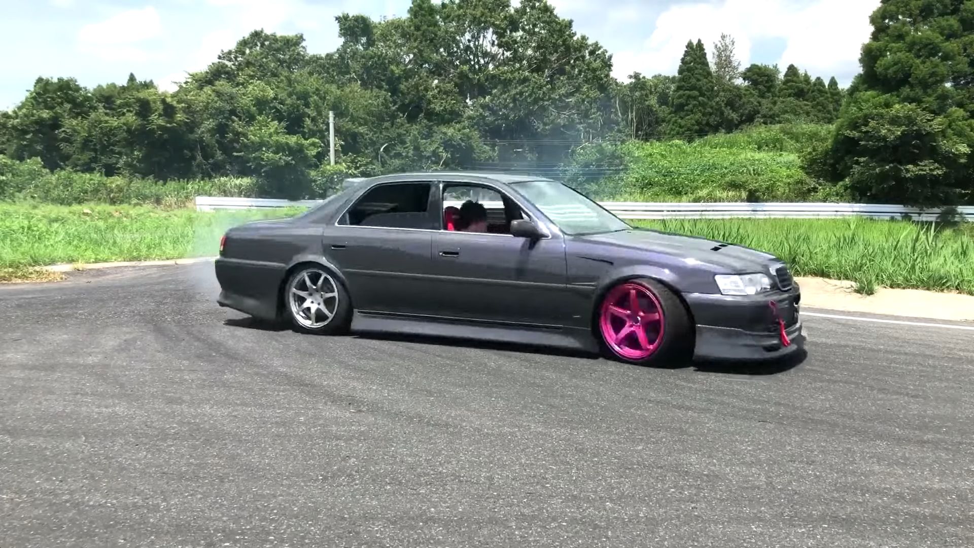 Uma foto de ação de um Toyota Cresta JZX100