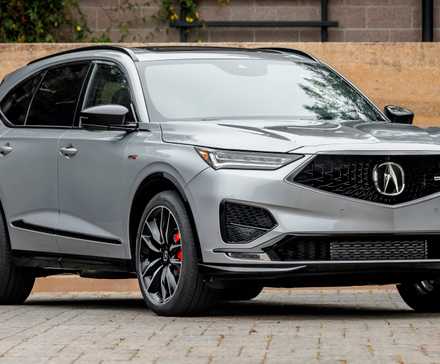 Silver Acura MDX Type S estacionado