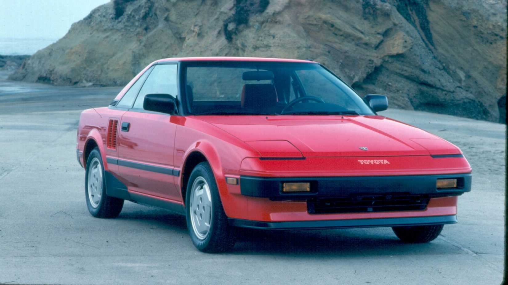 1985 Toyota MR2 em vermelho estacionado
