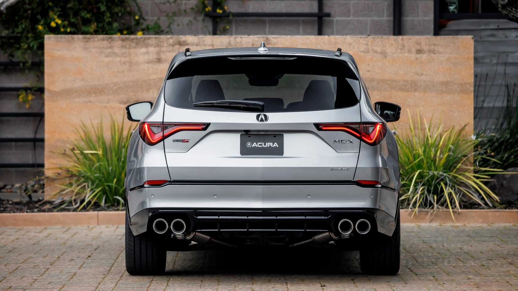 Silver Acura MDX Type S estacionado