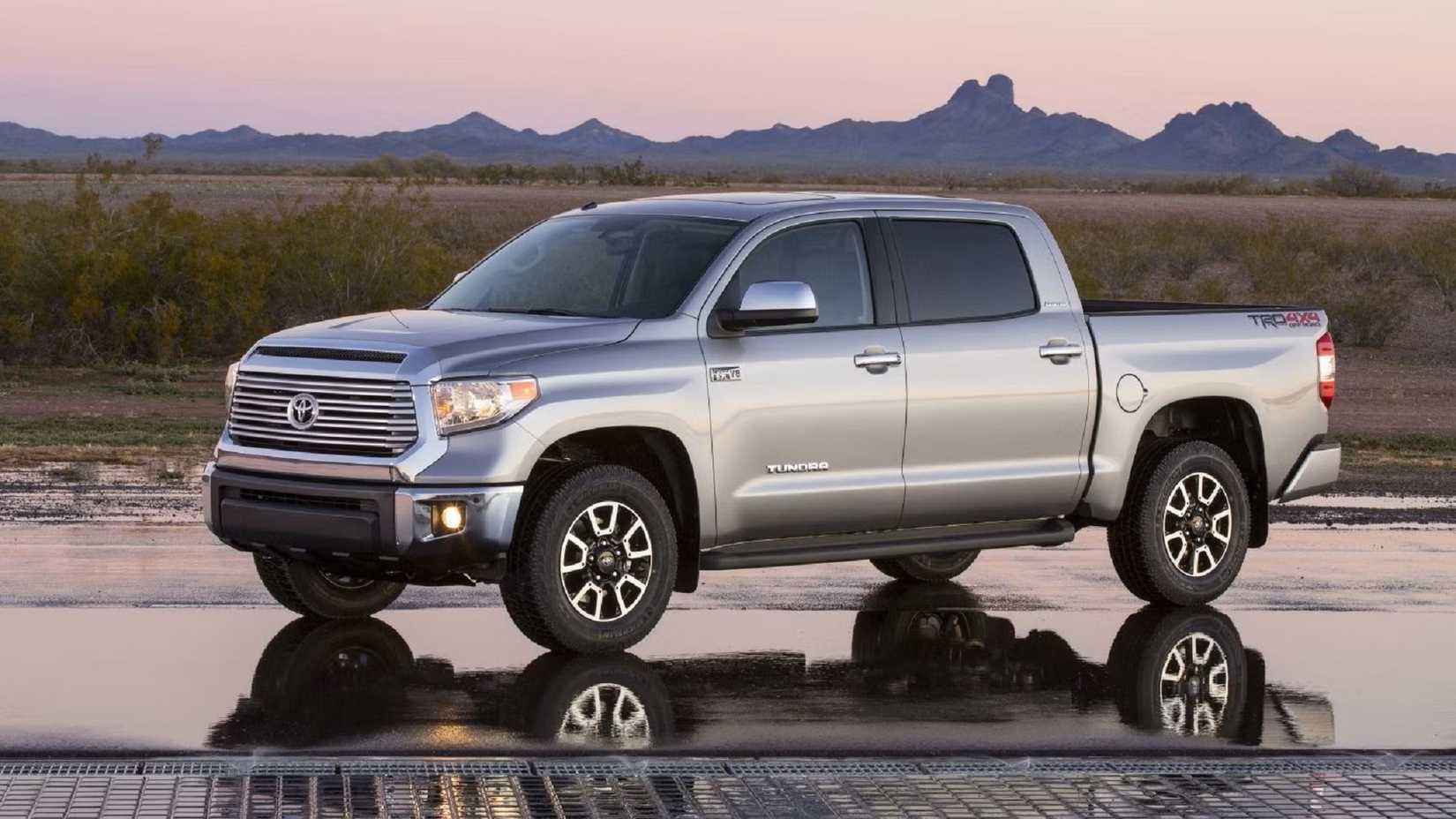Foto frontal 3/4 de um Toyota Tundra 2017 estacionado