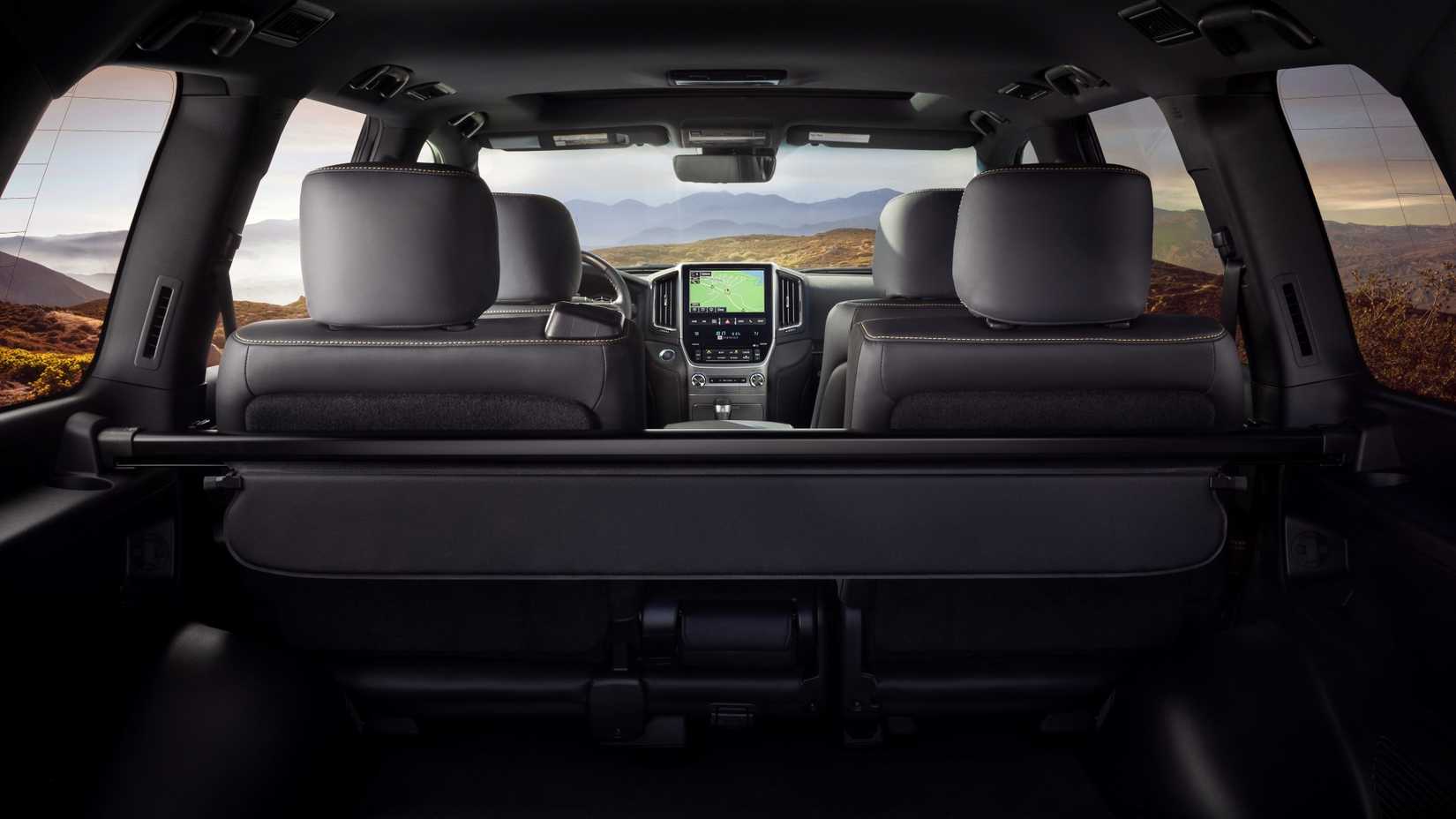 Foto do interior do Toyota Land Cruiser 2021 mostrando espaço de carga traseiro