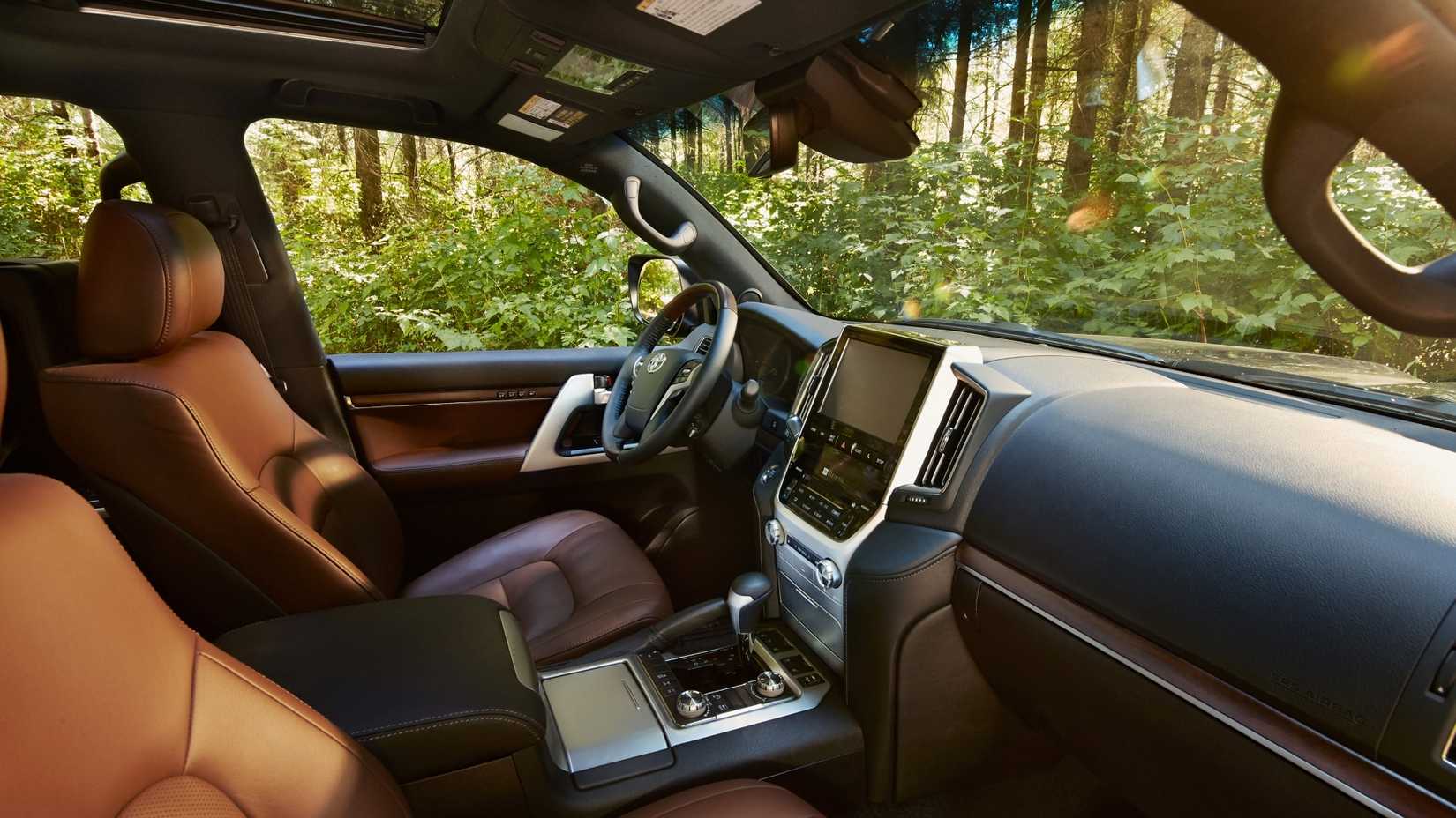 Foto do interior do Toyota Land Cruiser 2021 mostrando os bancos dianteiros