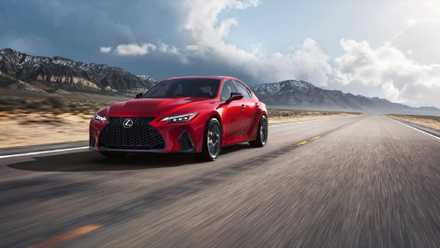 Foto 3/4 da frente de um Lexus IS500 2023