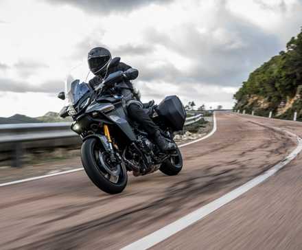 Uma foto frontal 3/4 de uma Yamaha Tracer 9 GT+ 2023