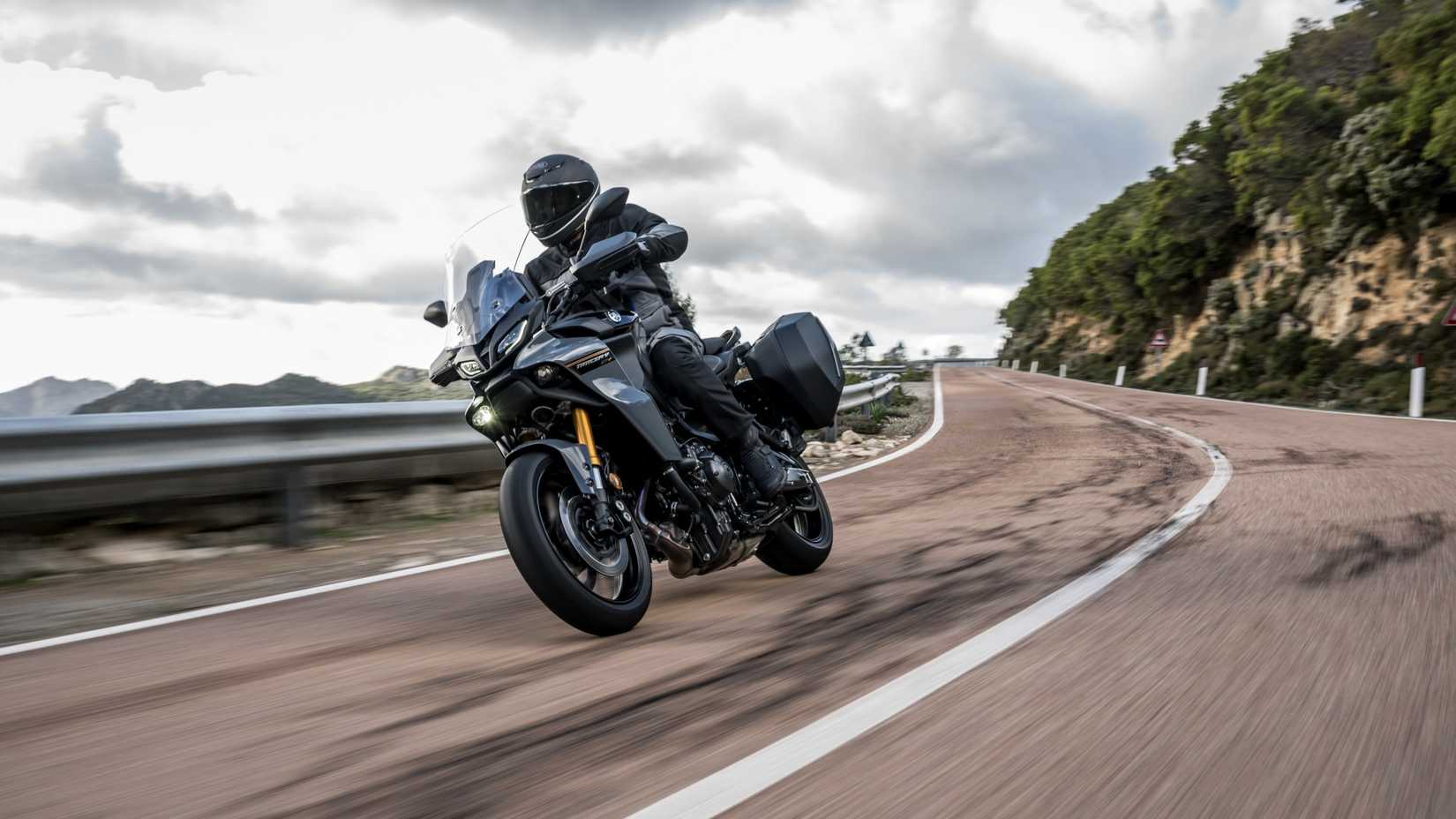 Uma foto frontal 3/4 de uma Yamaha Tracer 9 GT+ 2023