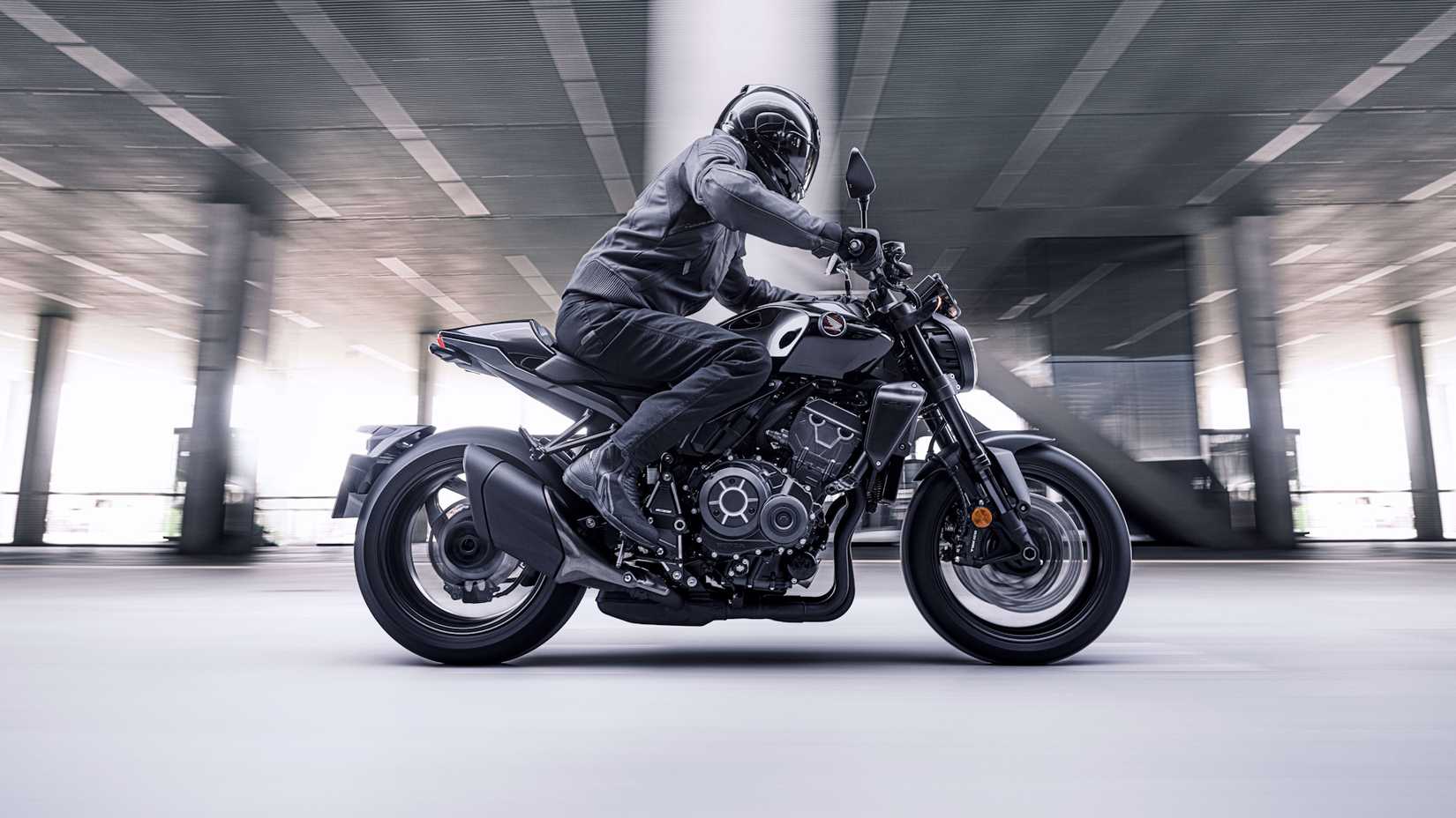 2022 Honda CB1000R cruzando um estacionamento