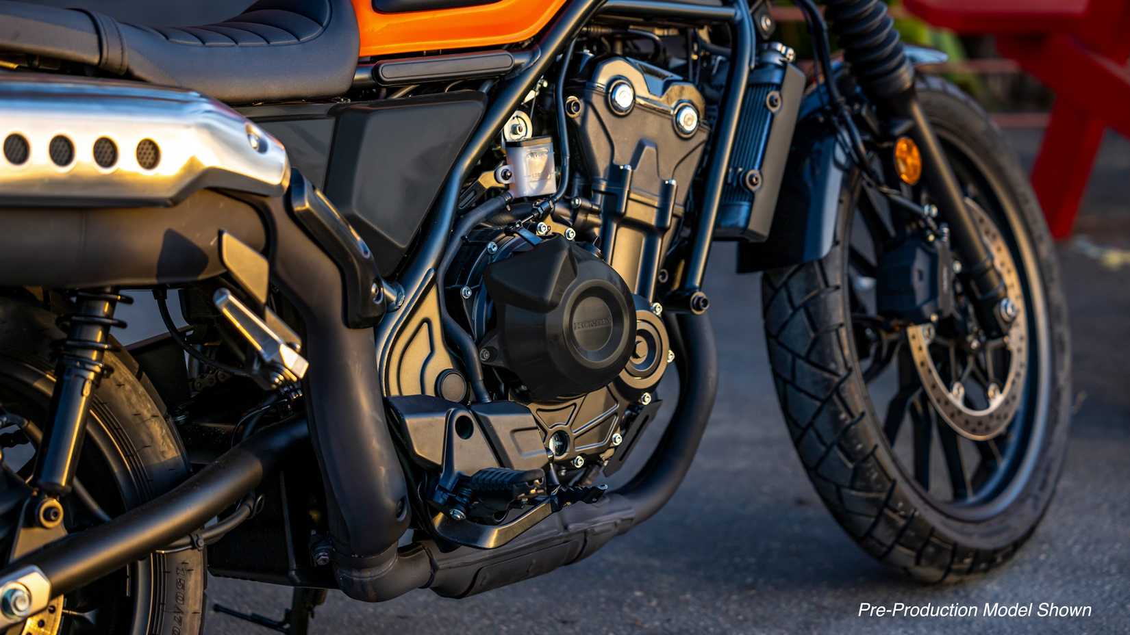 Detalhe de close-up do motor Honda SCL500 laranja 2023