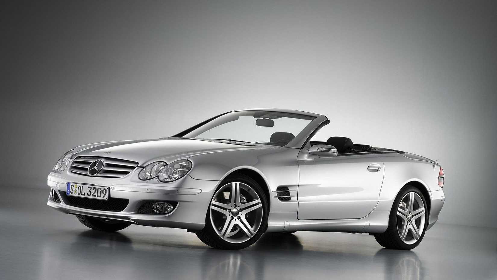Um Mercedes SL R230 prateado 2007 com frente 3/4 em uma foto de estúdio
