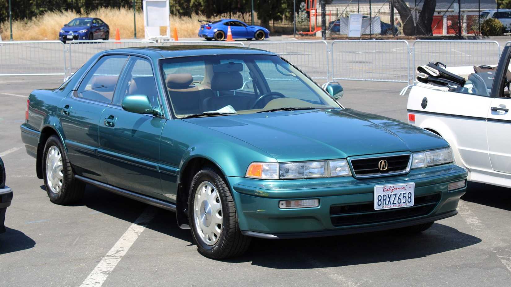 Frente 3/4 de um Acura Vigor 1992 estacionado em uma reunião de carros