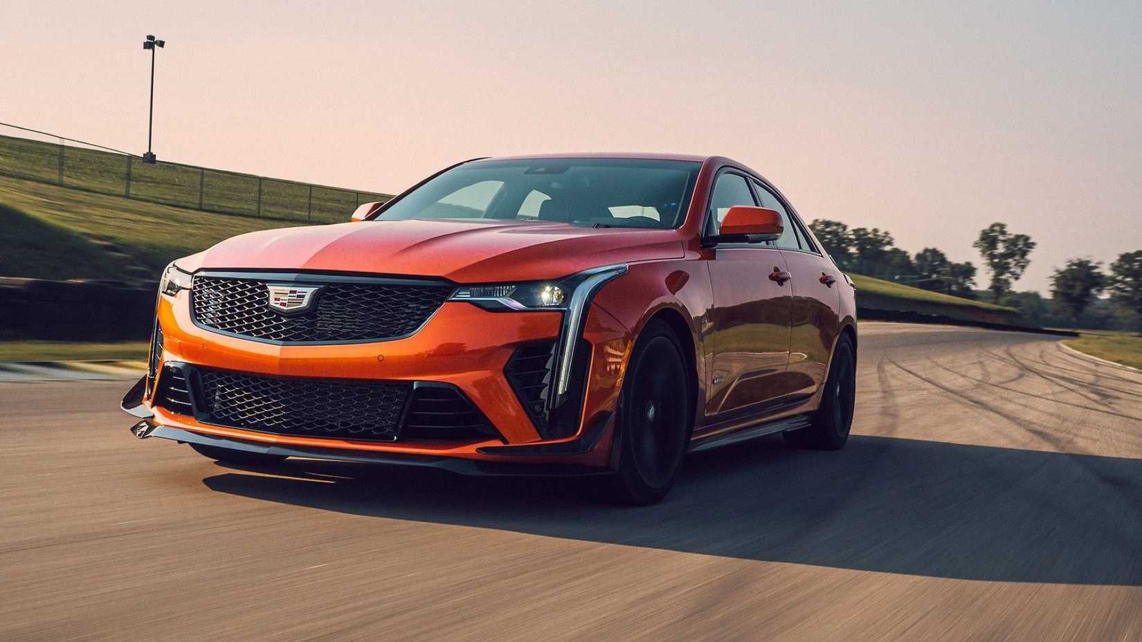 Foto frontal de ação 3/4 do Cadillac CT4-V Blackwing 2022 na pista