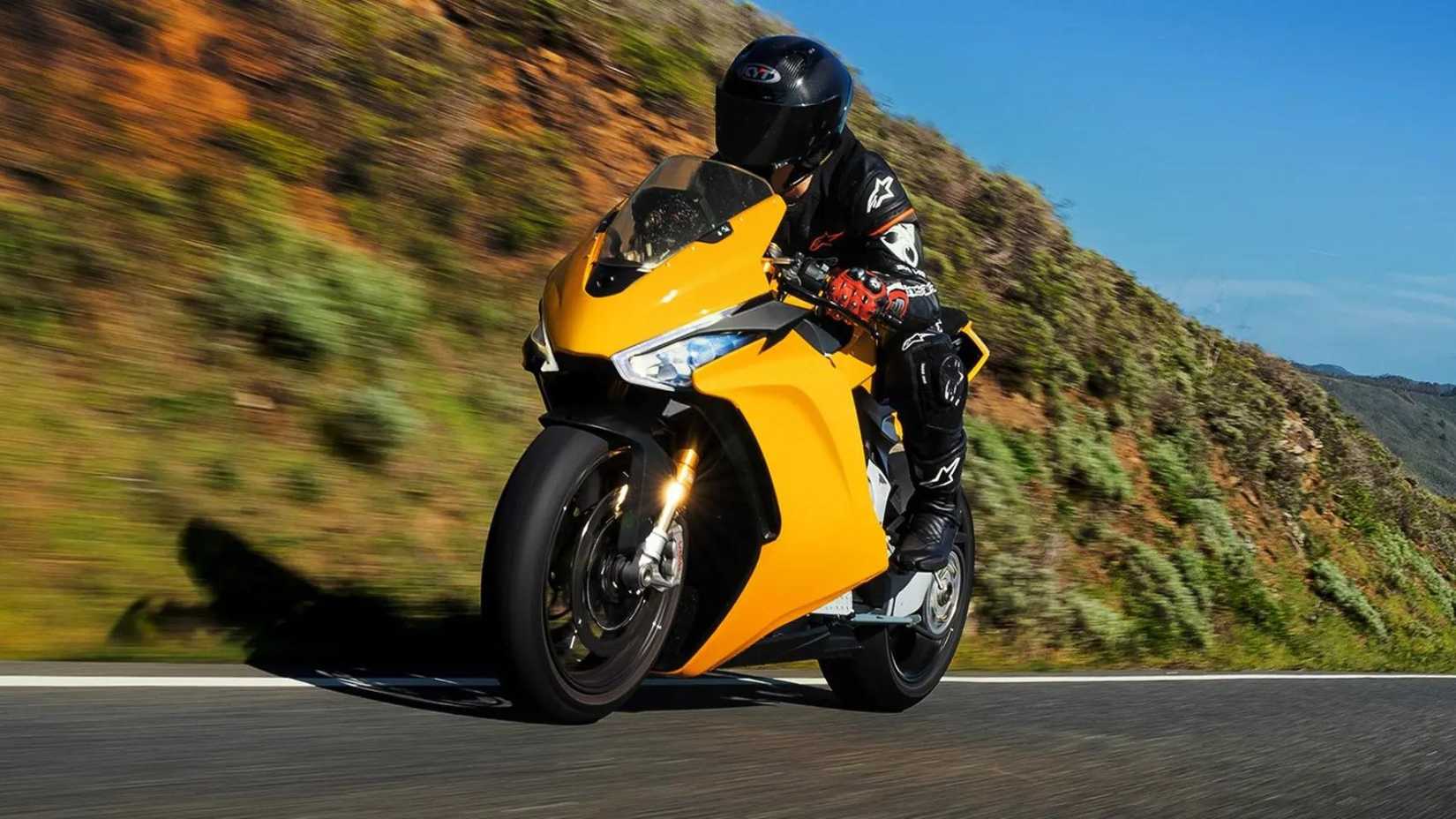 Amarelo Damon HyperSport Premier Superbike andando pela rua