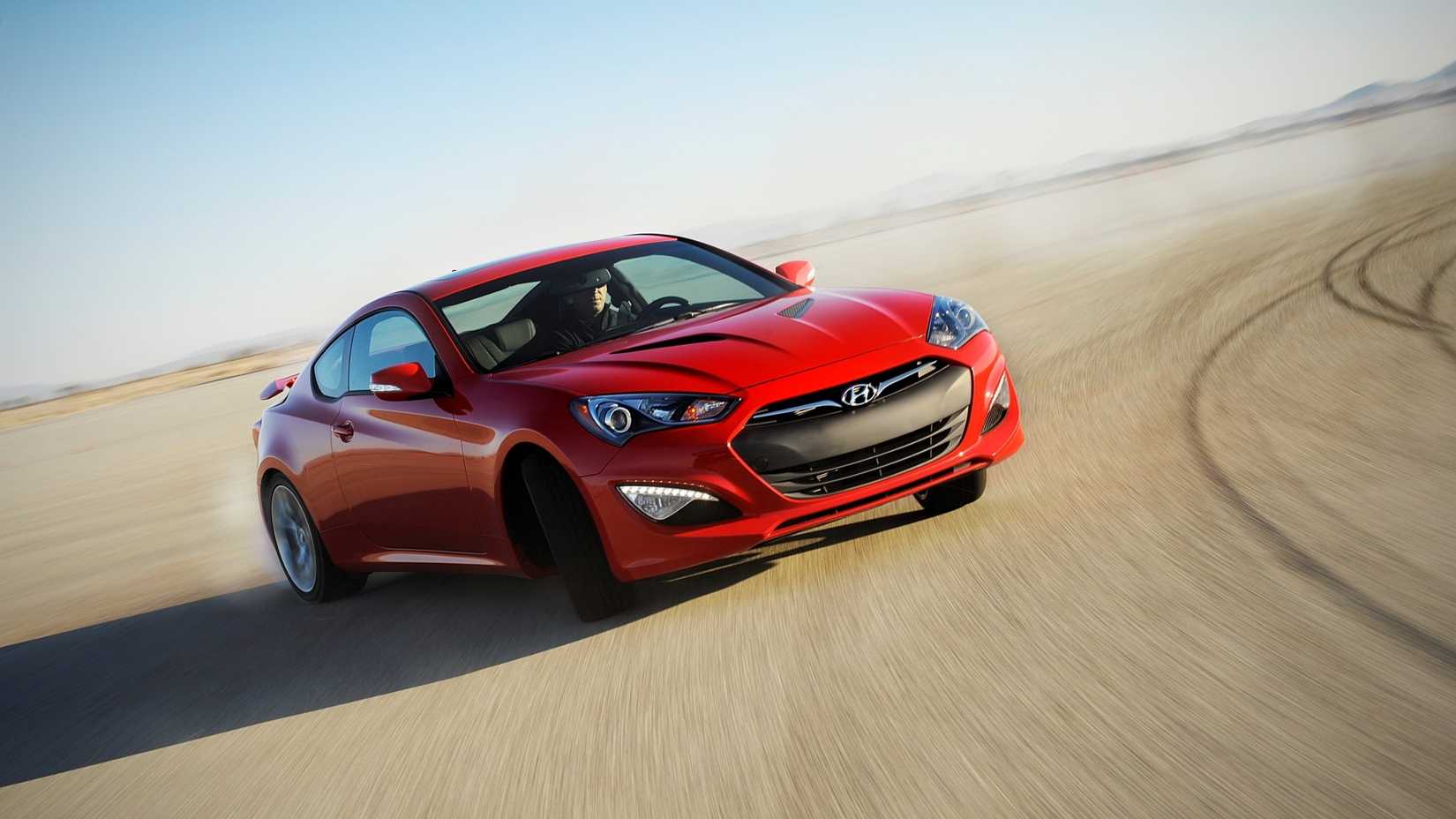 Foto frontal 3/4 de um Hyundai Genesis Coupe 2016 à deriva