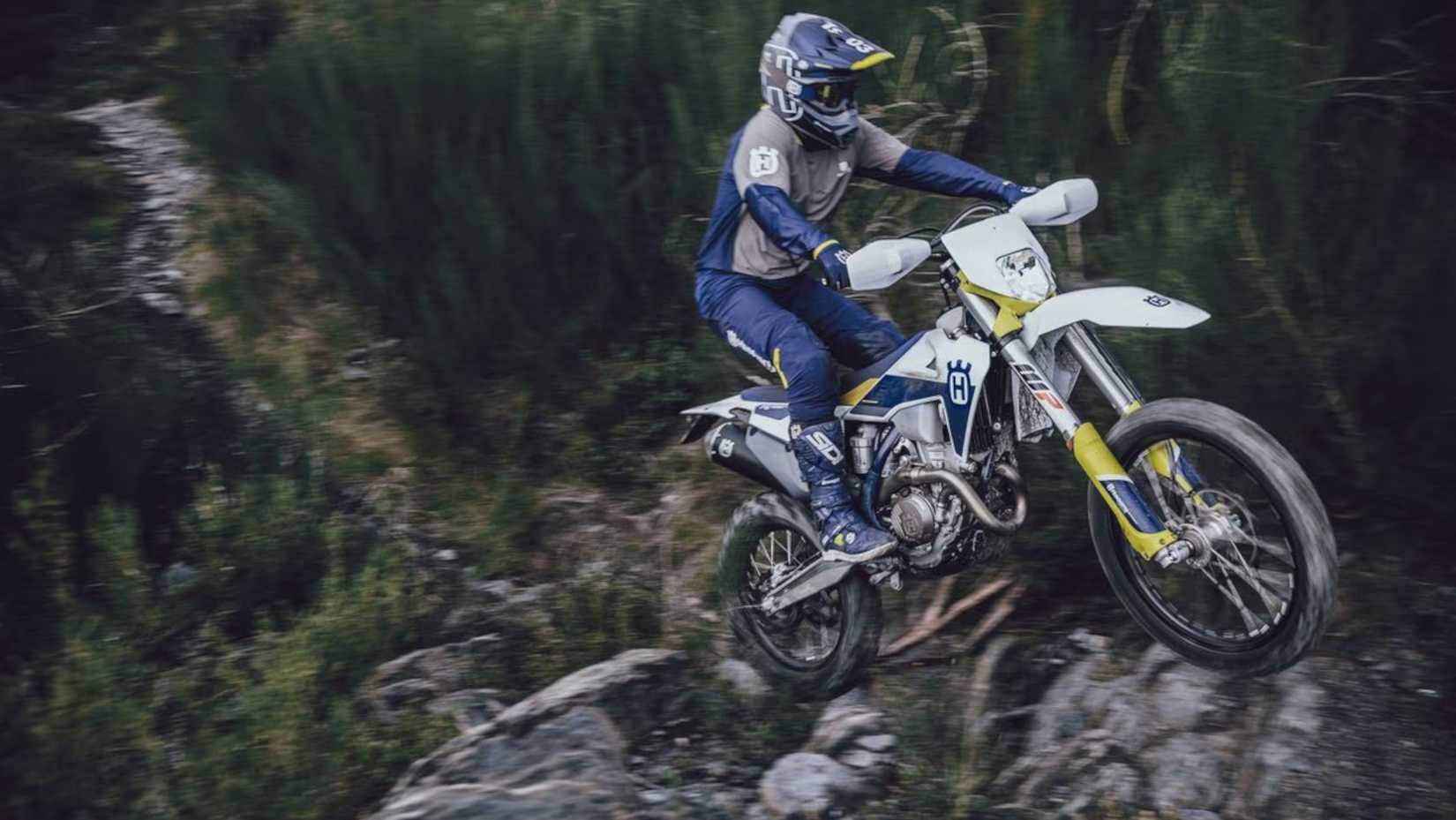 Foto cinematográfica off-road da Husqvarna FE350