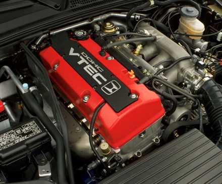 Close de uma Honda S2000 2000 mostrando o motor VTEC