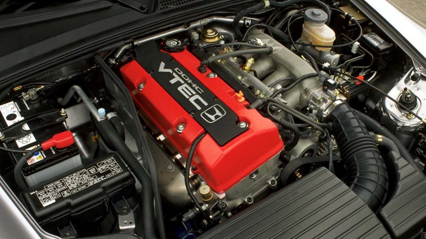 Close de uma Honda S2000 2000 mostrando o motor VTEC