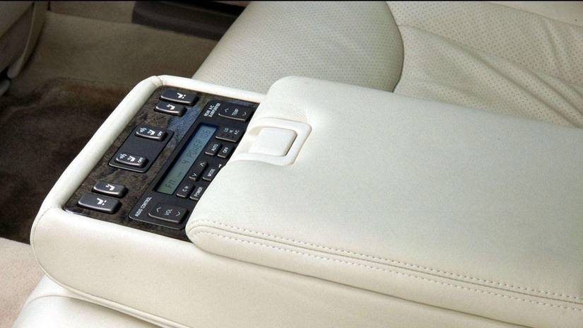 Funcionalidade do banco traseiro interno do Lexus LS 430 2001.