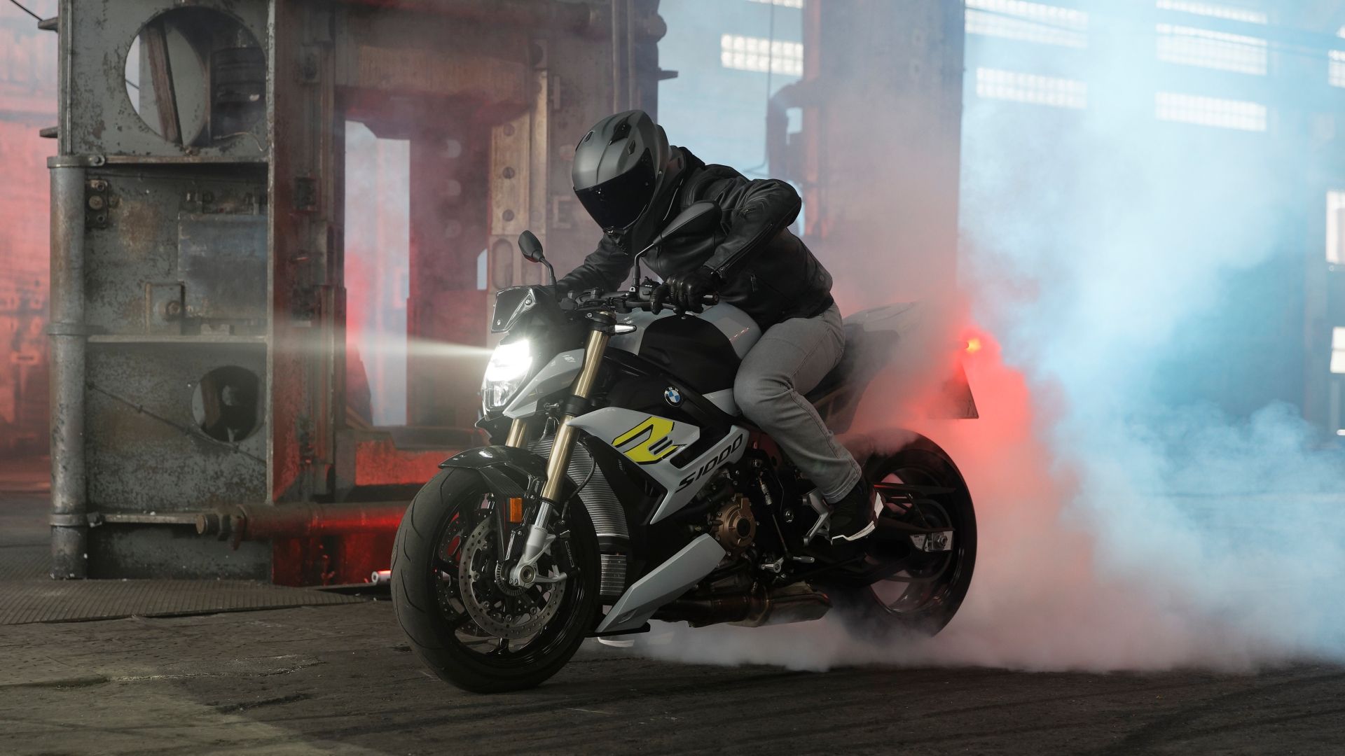 Uma foto de ação de uma BMW S 1000 R