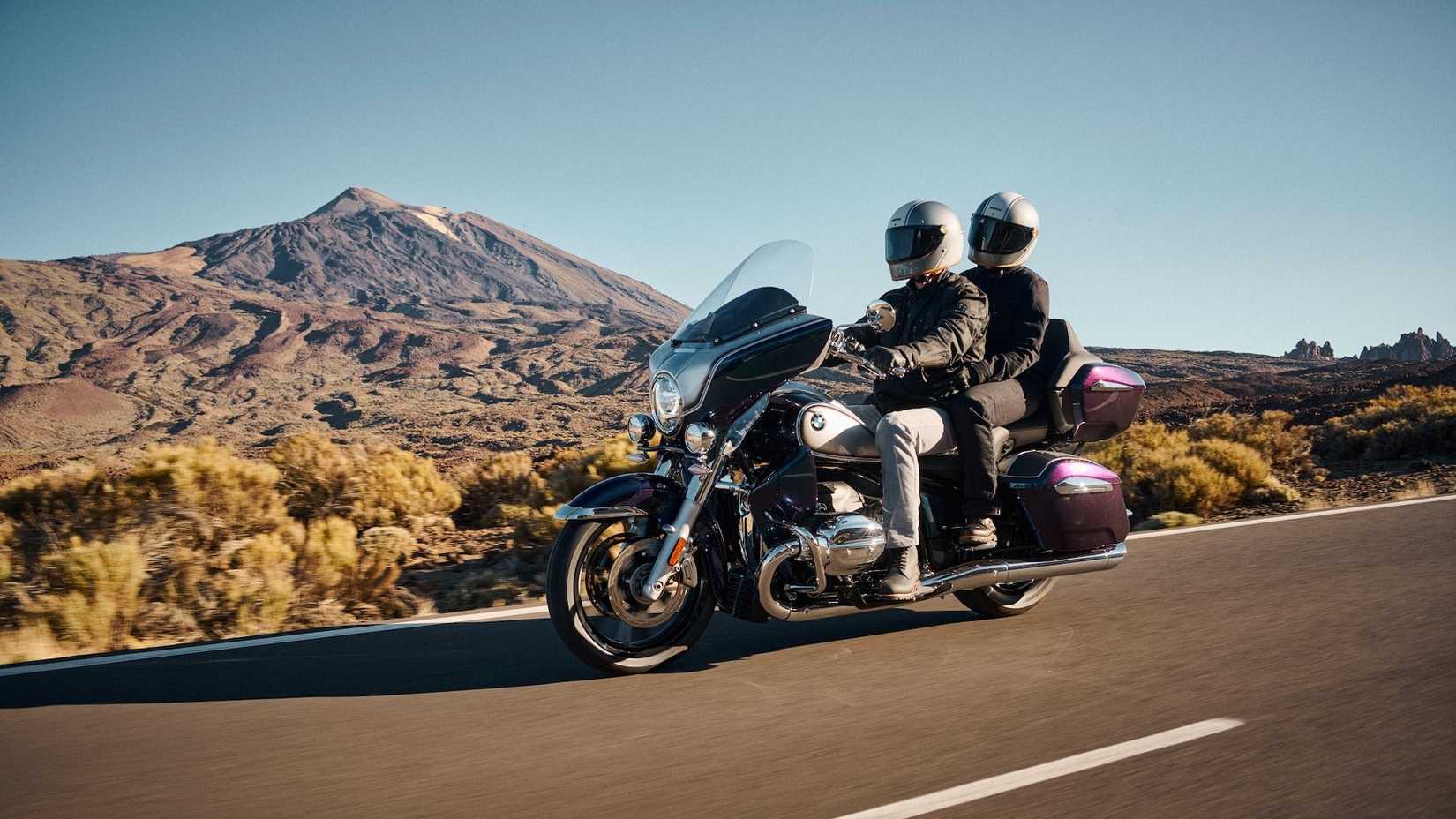 2022 BMW R 18 TransContinental filmada em ação cruzando a estrada com o passageiro na garupa.