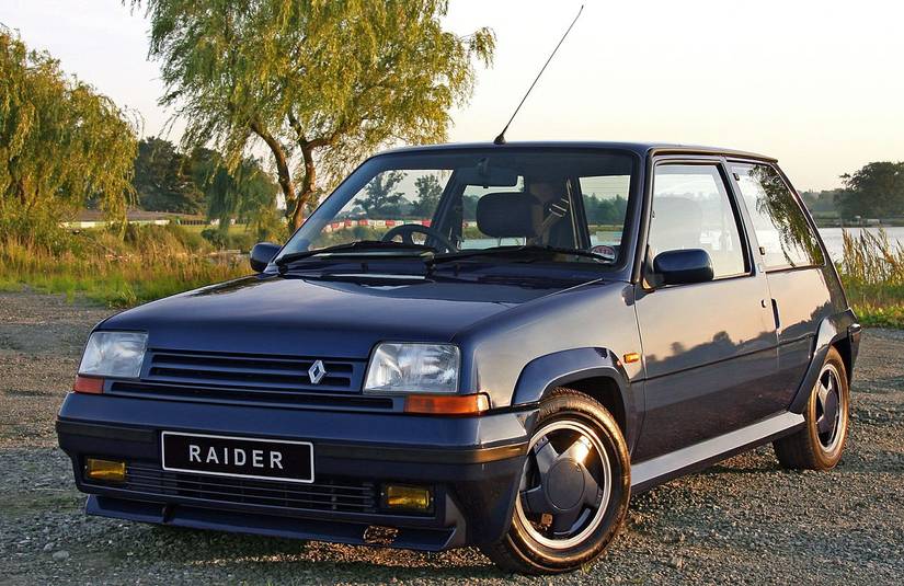 A blue Renault 5 Turbo parked beside a river