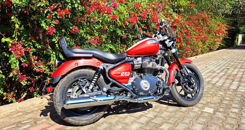 Royal Enfield Super Meteor 650 traseira três quartos