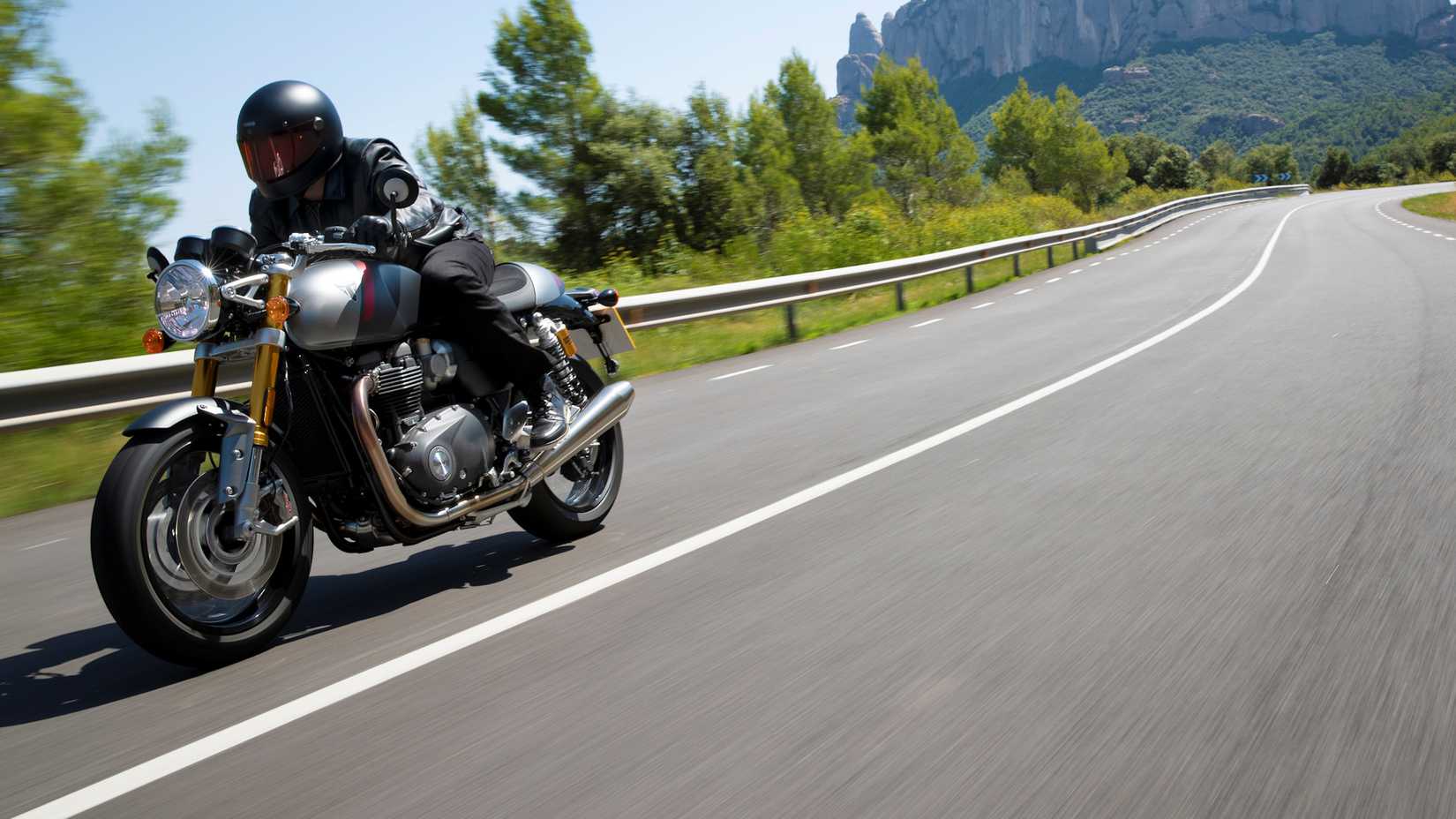 2020 Triumph Thruxton RS coming out of the curves
