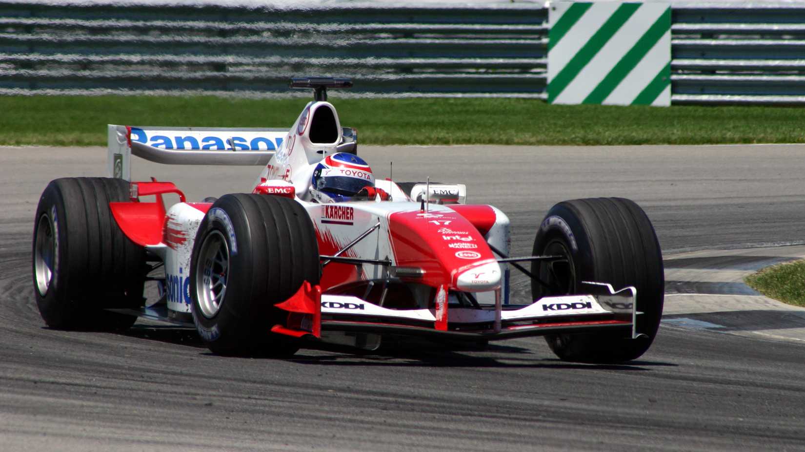 Carro de Panasonic Toyota Racing F1 em uma pista