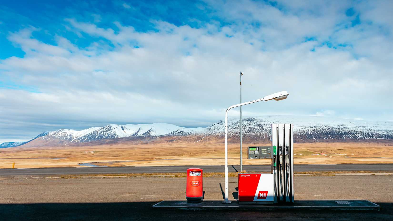 Posto de gasolina vazio na área rural
