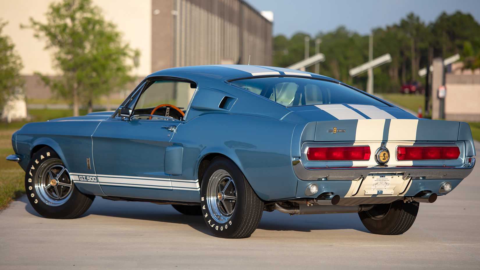 Um Ford Mustang Shleby GT500 azul claro 1967