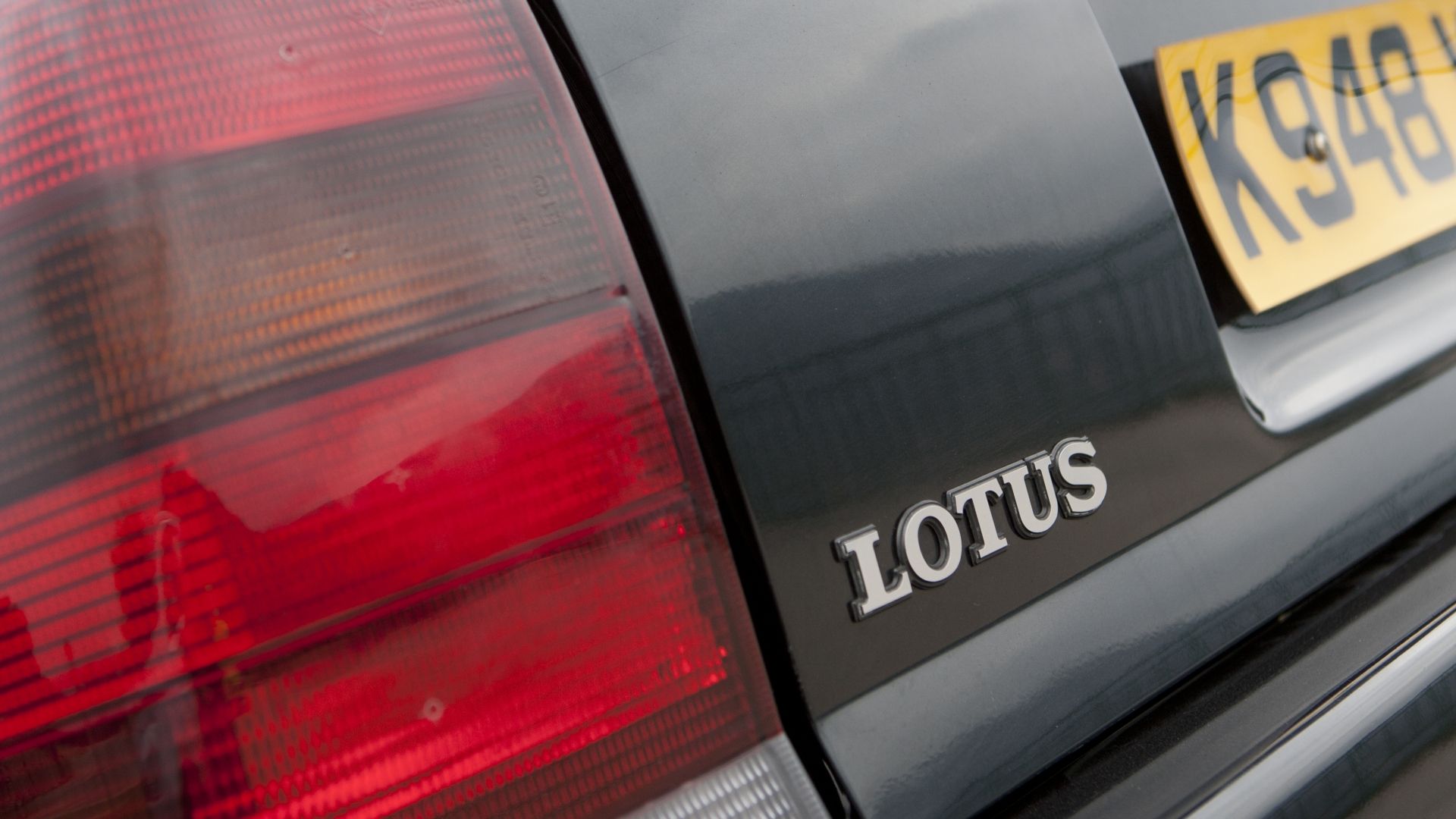 The Lotus Carlton Was A '90s Performance Sleeper Sedan That Could ...