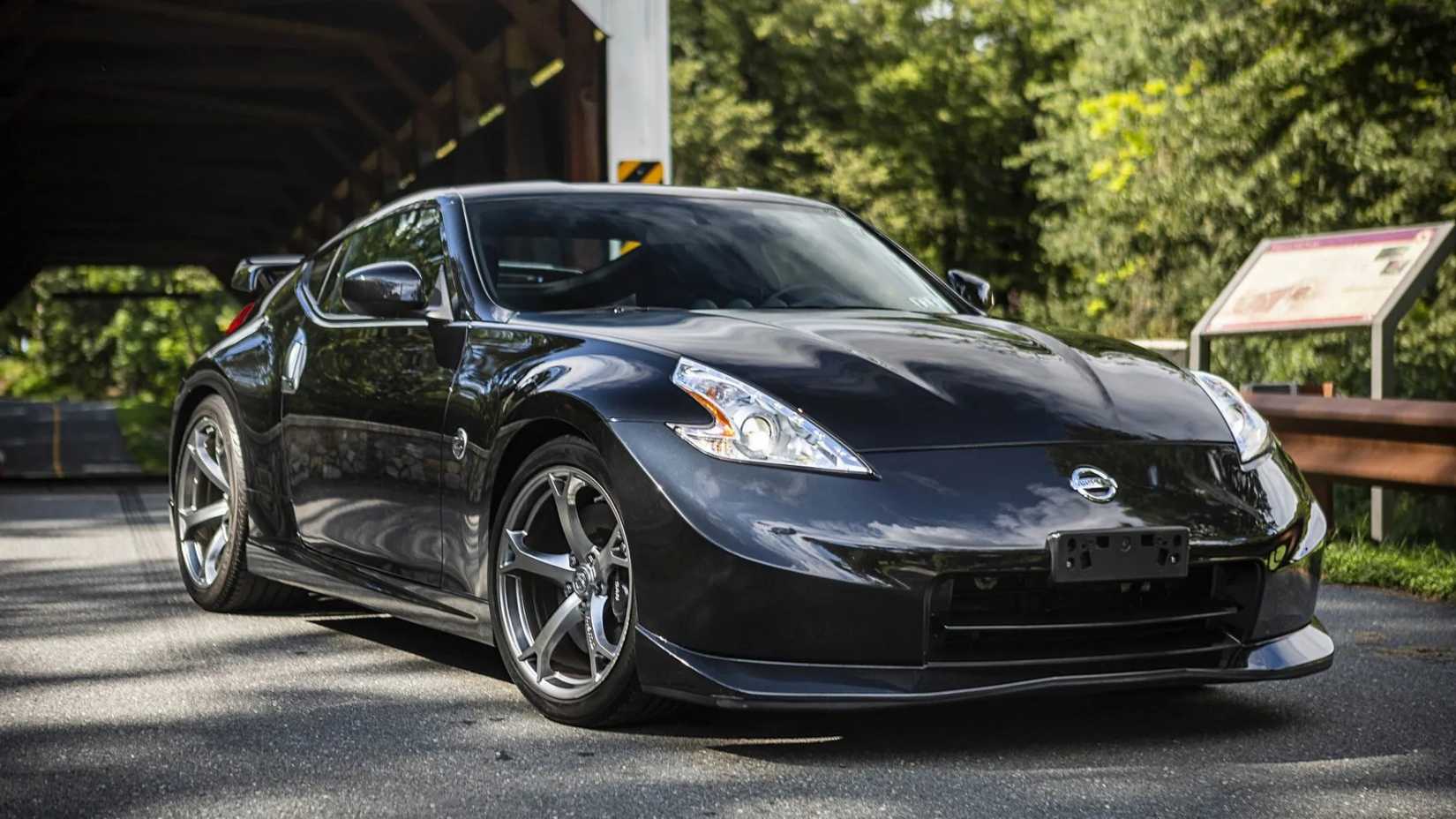 Metallic gray Nissan 370Z