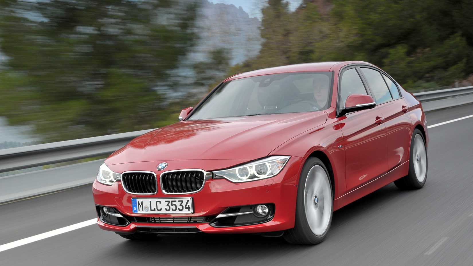 2012 BMW Série 3 335i Sedan navegando na estrada