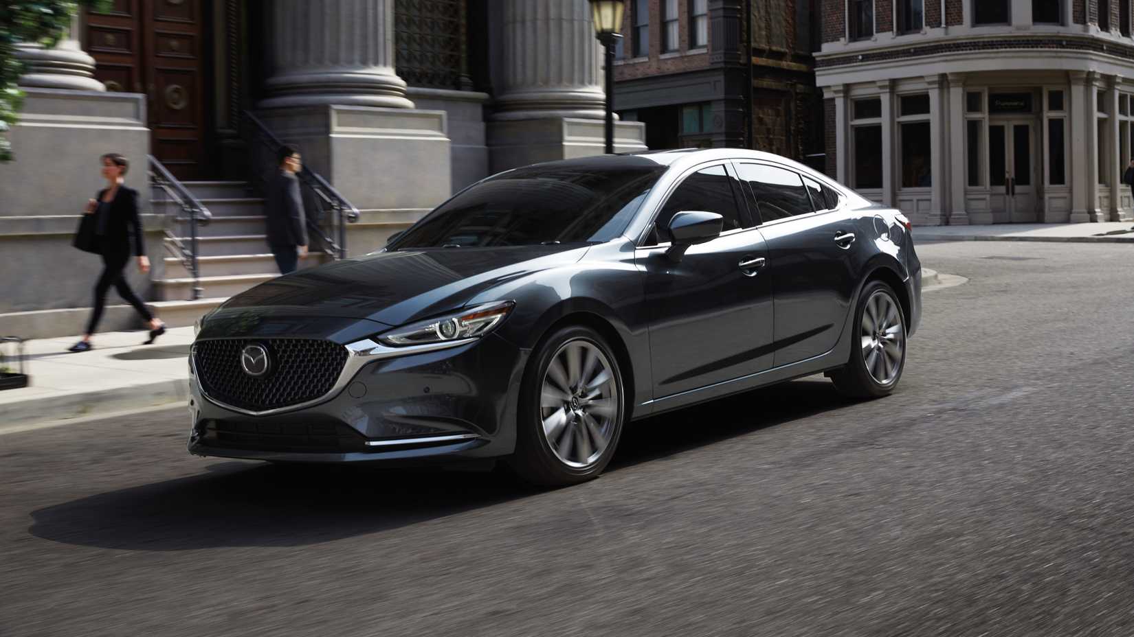 Foto frontal 3/4 do Mazda6 2020 dirigindo pela cidade